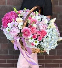 Композиция солнечный день в Алейске Алтайский край Цветочная композиция из Розы, Хризантемы, Пионы и Лизиантусы в корзине в Алейске Алтайский край