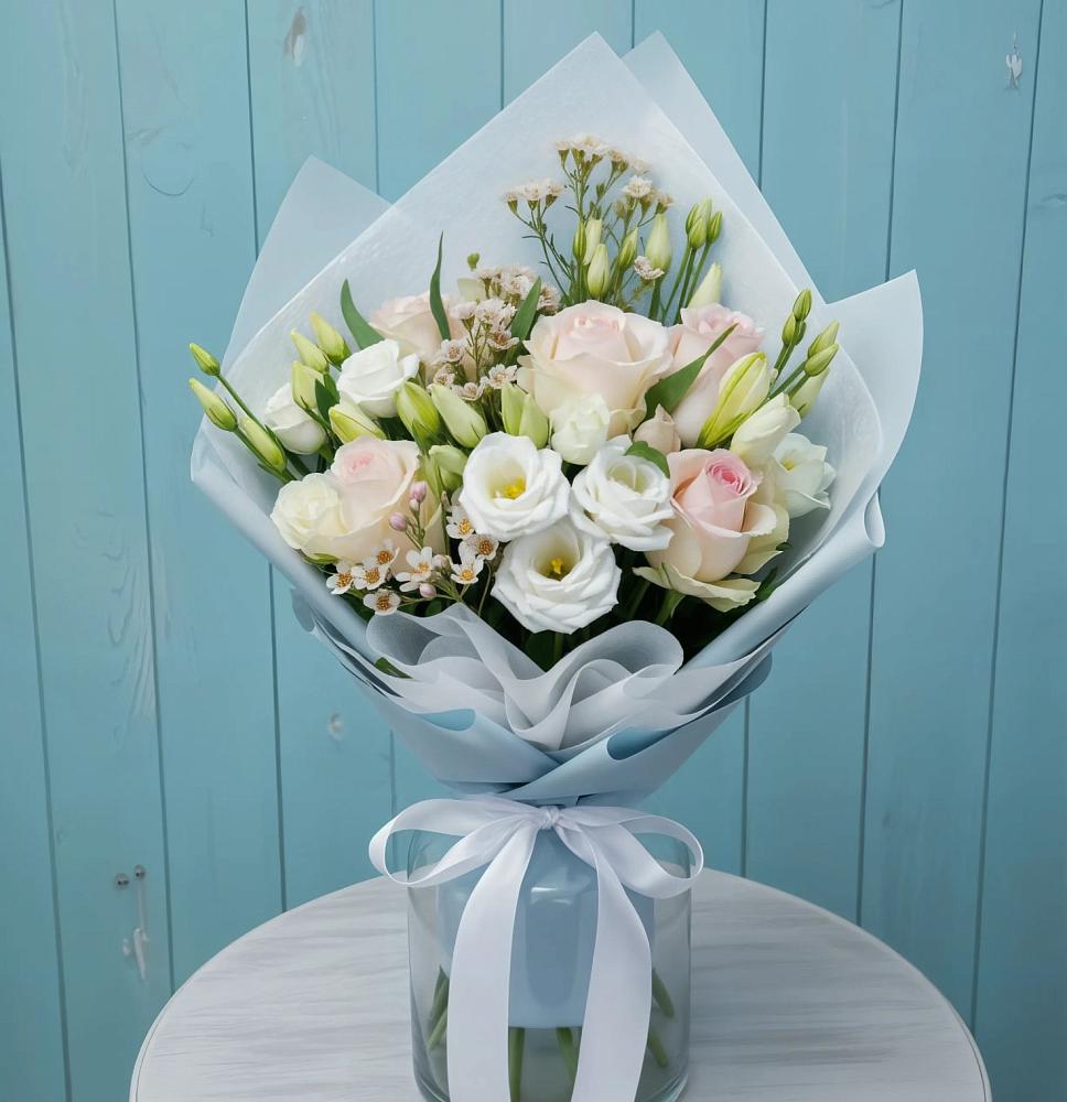 Букет очаровательный аромат в Алейске Алтайский край Букет цветов из: Розы и Лизиантусы в Алейске Алтайский край