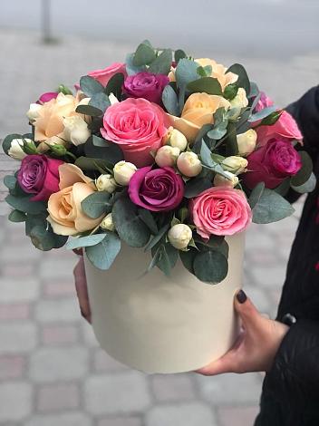 Цветочная композиция из Розы в шляпной коробке в Алейске Алтайский край