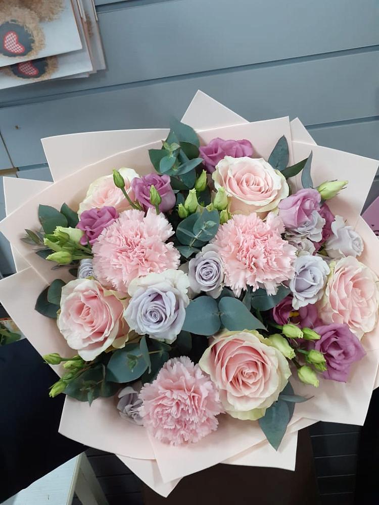 Букет цветов из: Розы, Гвоздики и Лизиантусы в Алейске Алтайский край